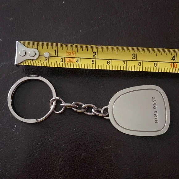 Nine West charm for bag or Keychain silver tone metal 3,5” in good condition - Picture 4 of 6